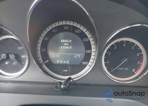 2011 Mercedes-Benz C 300 Luxury z USA, uszkodzony, nr VIN WDDGF5EB8BA467755